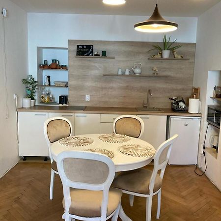 Valentina'S Apartment In City Center Brassó Kültér fotó